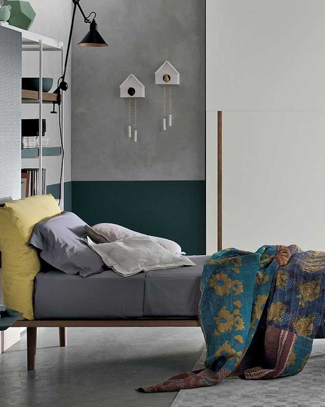 Jugendzimmer von Tomasella mit Bett und Schreibtisch