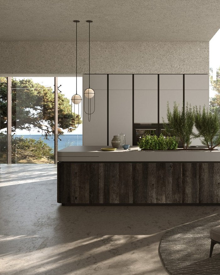 Küche Oasi von ARAN Cucine mit Kochinsel aus Altholz und Blick ins Freie