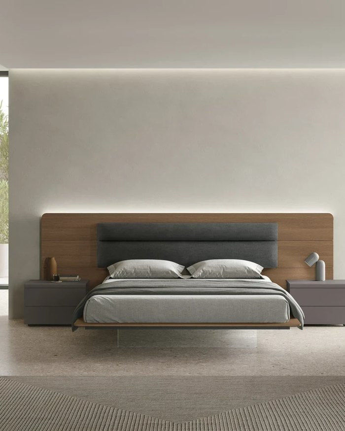 Schlafzimmer von Tomasella mit Polsterbett und Schiebetürenschrank