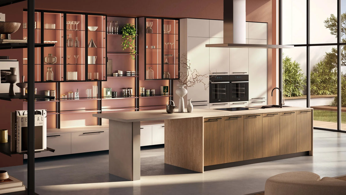 Küche Mia von ARAN Cucine mit Kochinsel aus Eiche und Glasvitrinen