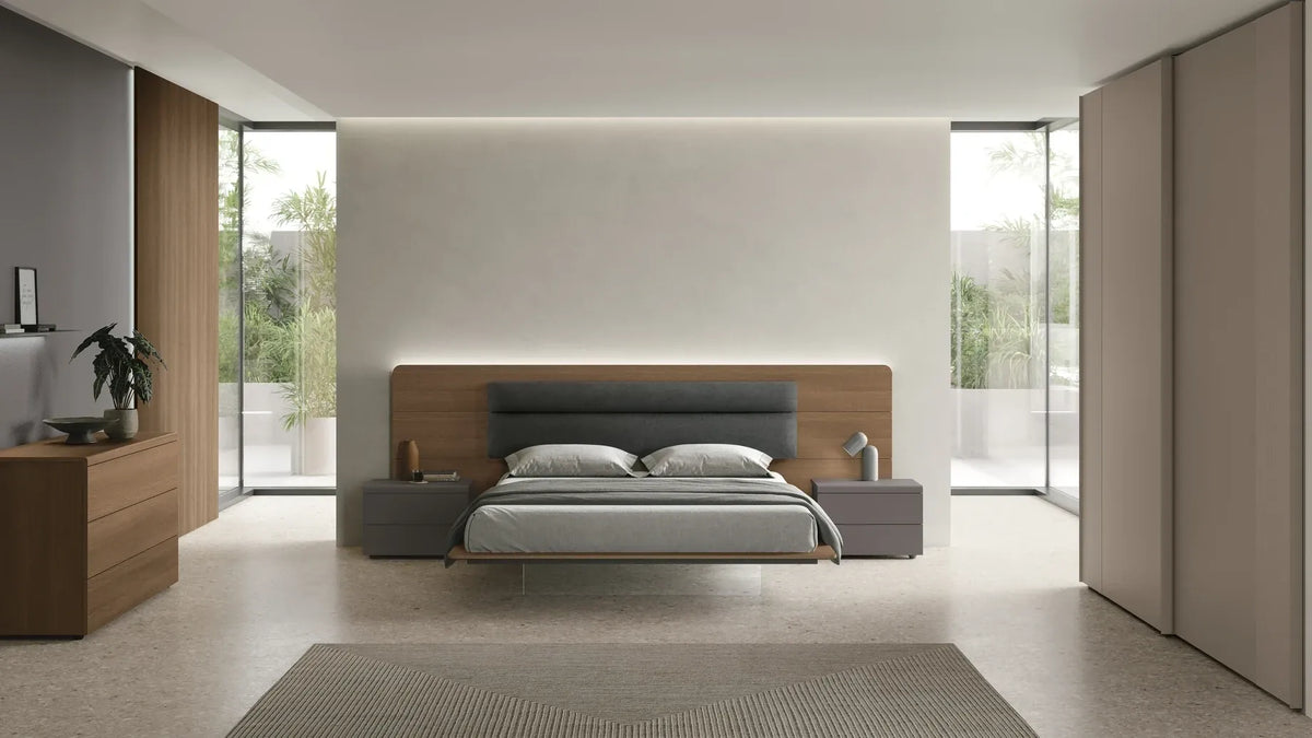 Schlafzimmer von Tomasella mit Polsterbett und Schiebetürenschrank